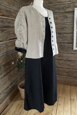 Blusjacka 100% lin i natur med svarta detaljer  STYLE: på bilden med svart hängselklänning LC 19-10