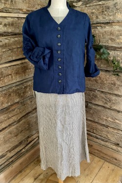 Blusjacka 100% lin i marinblått     STYLE: på bilden kjol i svartrandigt, teeshirt i natur under, allt 100% lin