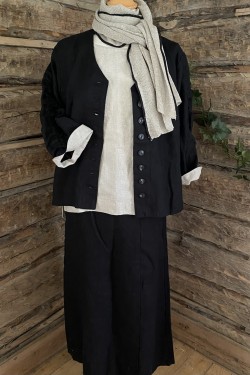Blusjacka 100% lin i svart med naturfärgade detaljer    STYLE: på bilden med teeshirt i -natur- & svarta långa linnekjolen