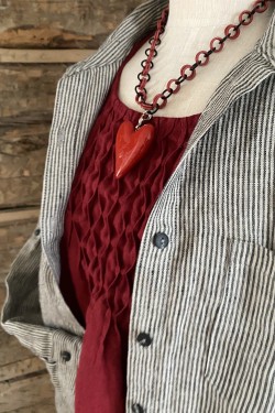 Klänning med smock 100% lin -röd-  STYLE: med långskjortan LC 18-10 -svartrandigt- & handgjort halsband kort -svart/röd- länk, berlockhjärta -rött-