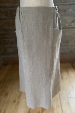 Kjol 100% lin resår i midjan-Natur (linfärgad) - stylad med koftan Sara i svart & teeshirt i natur- cirkelsjal-Halsband Trollslända (NY)