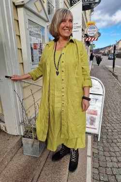 Hängselklänning -päronlime- STYLE: med vår nya långa skjortklänning över