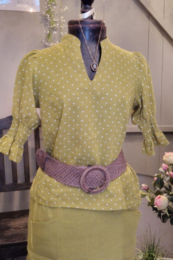 Blus Millie med halvlång smockad ärm 100% lin -päronlime med vita prickar- Blus Millie med halvlång smockad ärm 100% lin -päronlime med vita prickar-