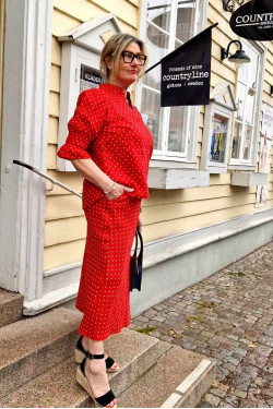 Kjol Betsy 100% lin, klarröd med vita prickar Kjol Betsy 100% lin, klarröd med vita prickar