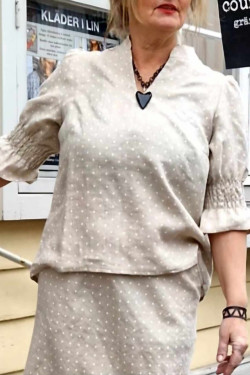 Blus Millie med halvlång smockad ärm 100% lin -natur med vita prickar- Blus Millie med halvlång smockad ärm 100% lin -natur med vita prickar-