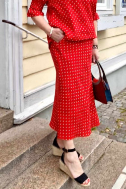 Kjol Betsy 100% lin, klarröd med vita prickar Kjol Betsy 100% lin, klarröd med vita prickar