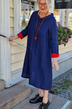 Klänning med rullkrage - jeansblå/klarrött