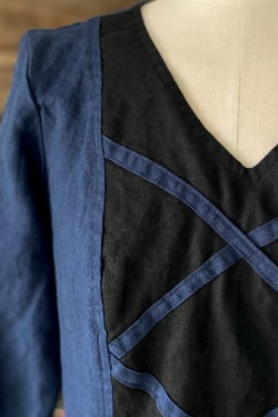 Klänning 100% lin korslagda band -marinblå- svart mittfram med marinblå korslagda band