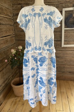 Hängselklänning -LUKTÄRT-  blå 100% lin-  STYLE: på bilden med teeshirt  LC 19-07A i samma linnetyg