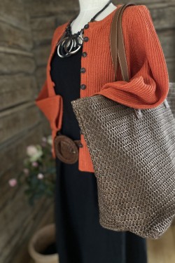 Hängselklänning -svart- 100% lin  STYLE: på bilden koftan Rak -orange- halsband 3-färgad svart/vit/brunt, väska paperstring, läderbälte  