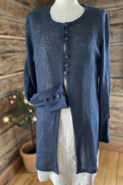 Kofta lång  100% lin med manschett -marinblå-  STYLE: tunikaklänning i natur under, halsband trollslända, väska paperstring (raffia)