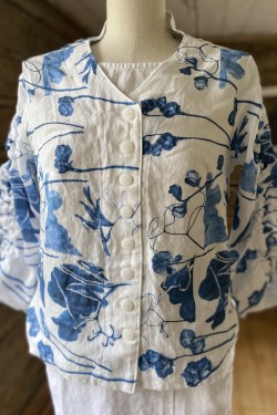 Blusjacka 100% lin LUKTÄRT -blå-   STYLE: på bilden med hängselklänning LC 19-10 och teeshirt under i samma mönster