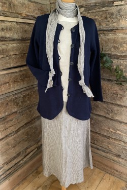 Kofta klockad -marinblå-  lin/bomull (eco)    STYLE: teeshirt i natur, lång linnekjol i svartrandigt, knytband 