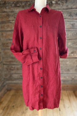 Långskjorta 100% lin -röd-    STYLE: teeshirt -mörkrandigt-,  byxor LC 21-01 -mörkrandigt-, knytband -röd-