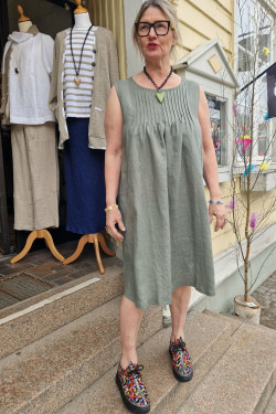 Klänning Agnes 100% lin, med stråveck -salviagrön-