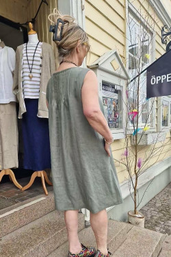Klänning Agnes 100% lin, med stråveck -salviagrön-